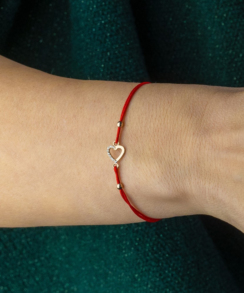 Red string bracelet with gold pendant "heart"