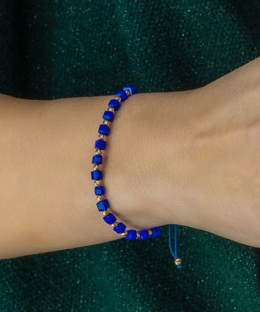 Blue stringbracelet with gold and onyxes