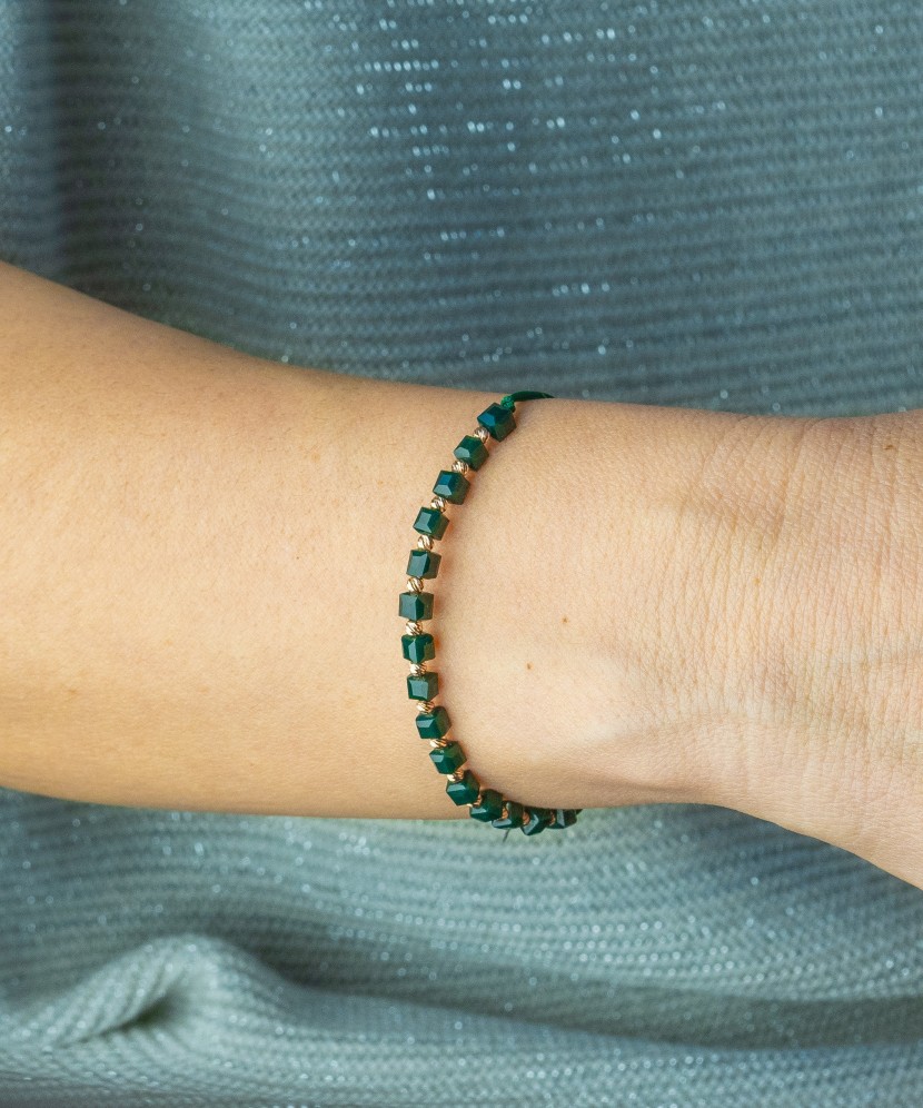 Green string bracelet with gold and onyxes