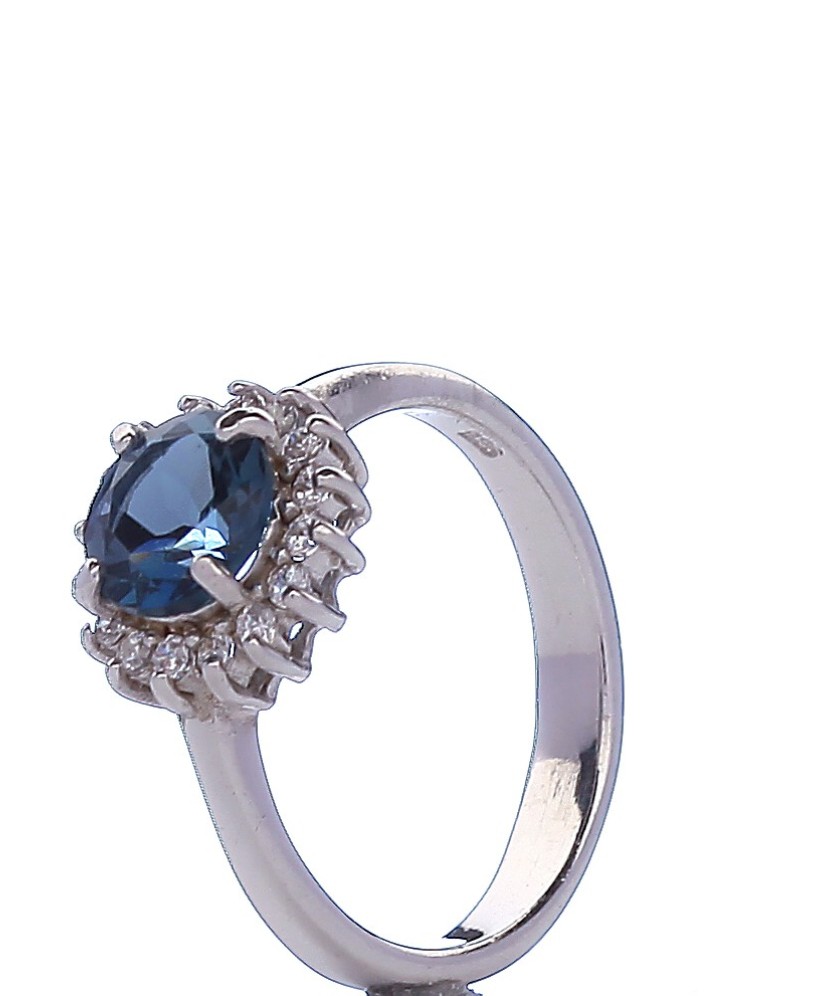 Sterling silver ring with zircons