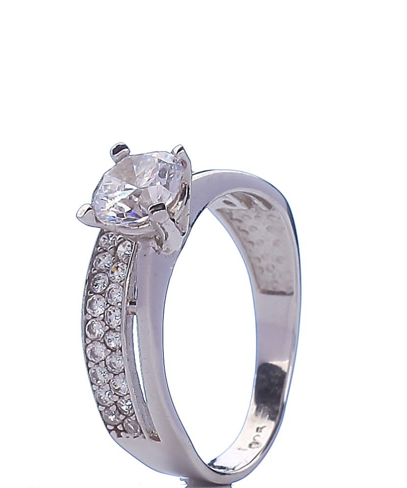 Sterling silver ring with zircons