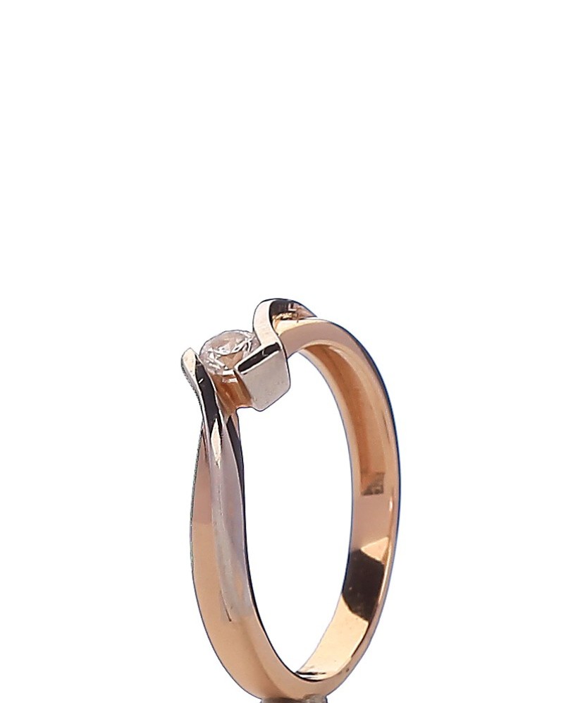 Gold ring with zirconium