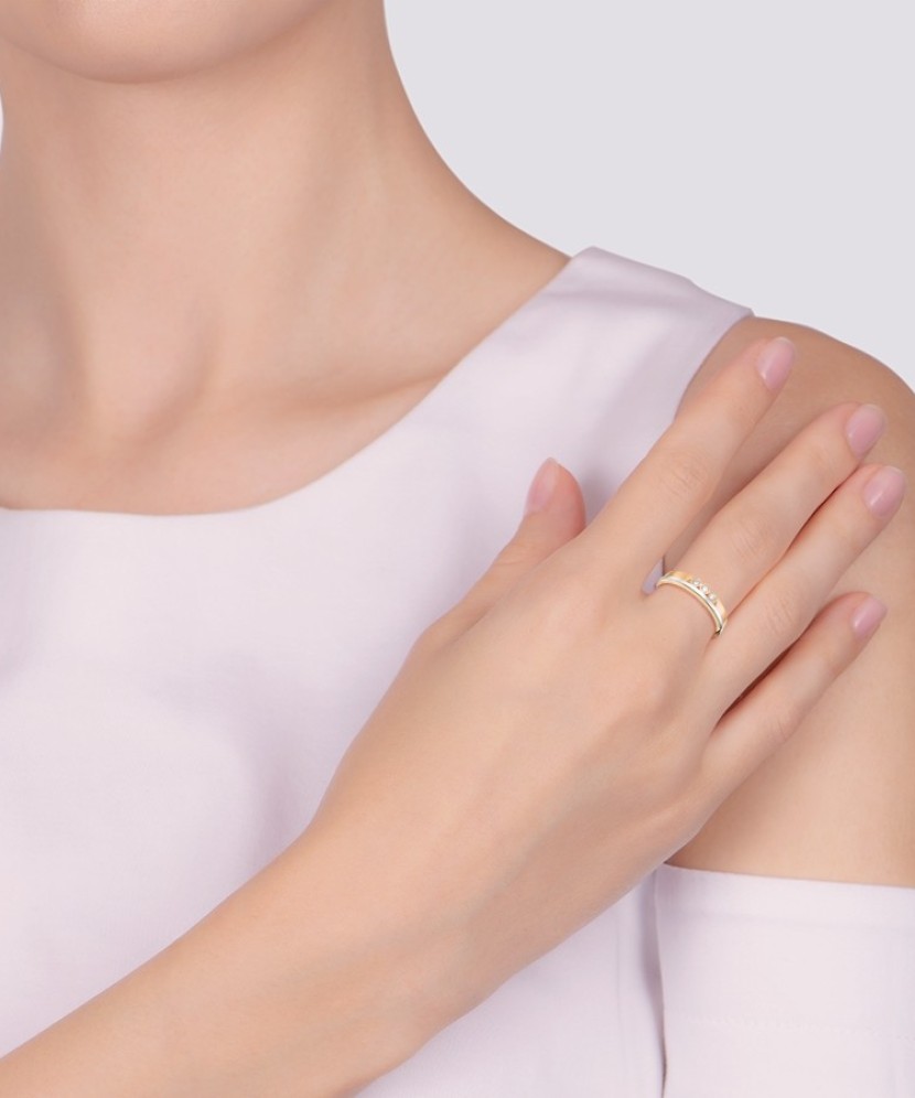 Gold ring with zircons