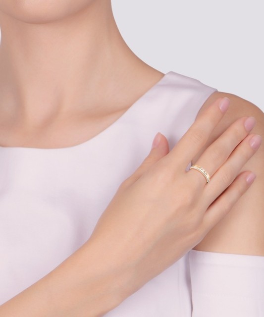 Gold ring with zircons