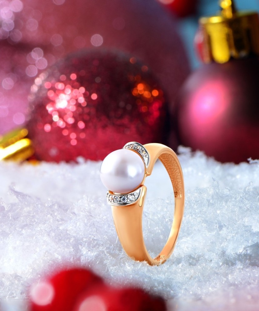 Gold ring with pearl and zircons