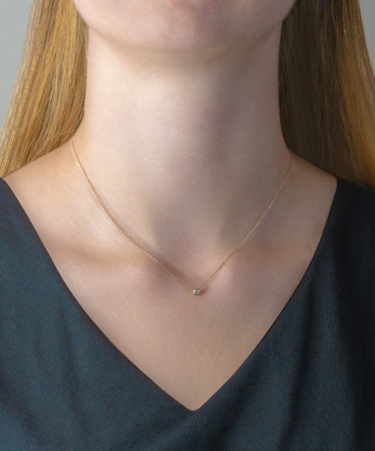 Gold chain with diamond pendant