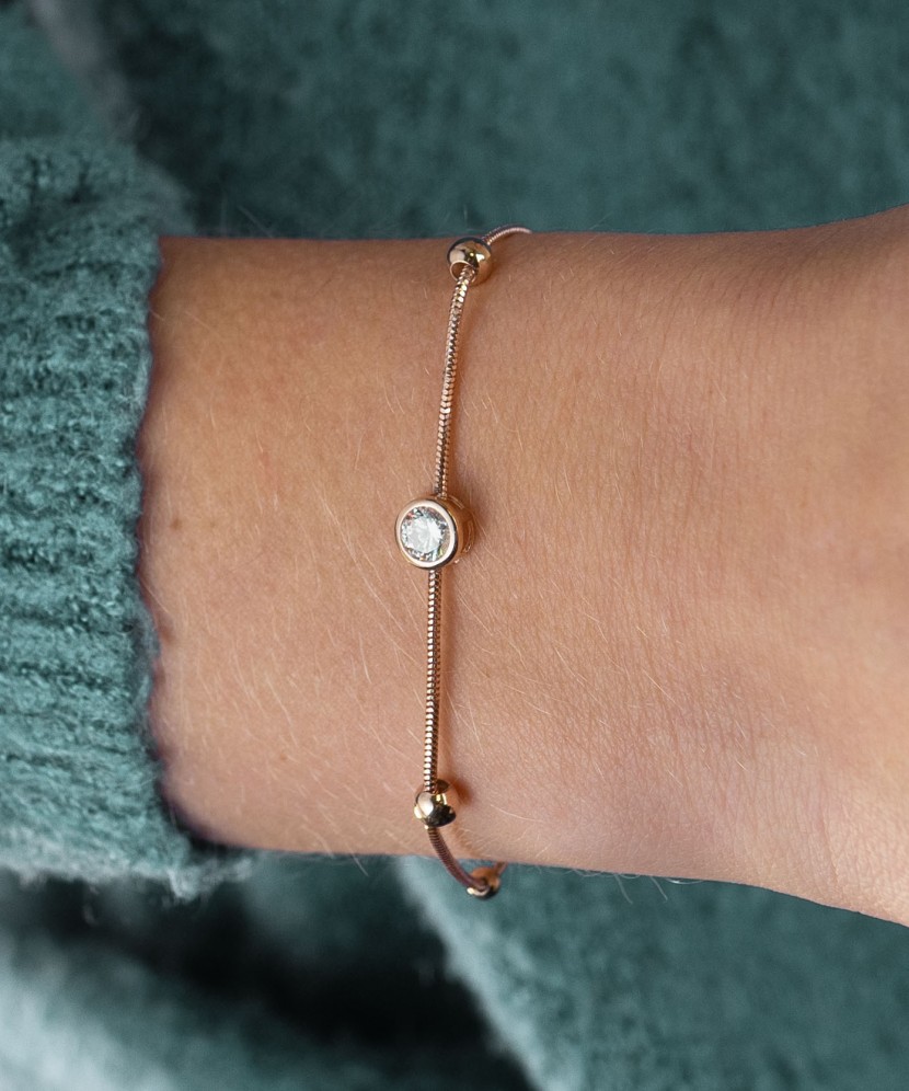 Gold bracelet with zircons