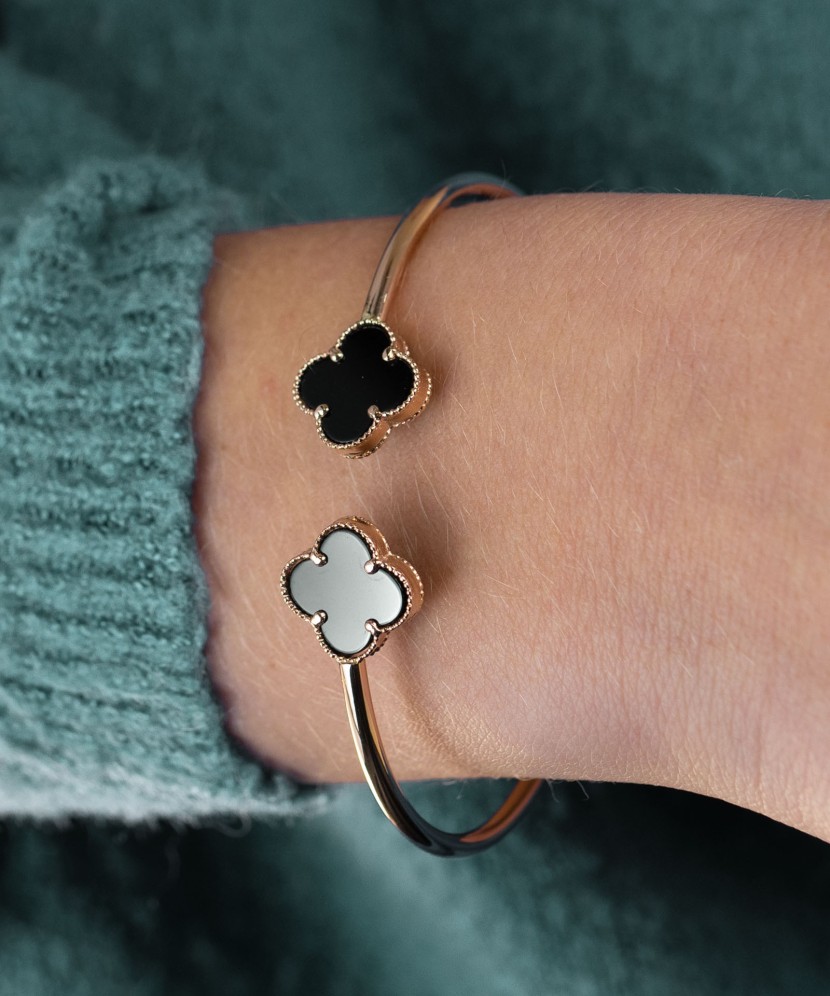 Gold hard bracelet with onixes