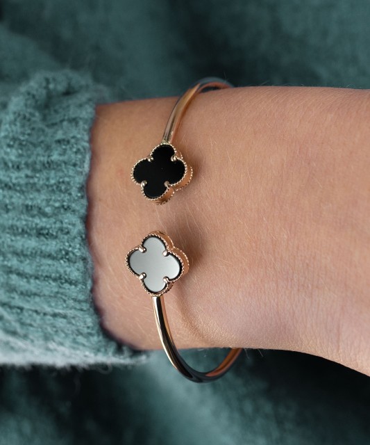 Gold hard bracelet with onixes