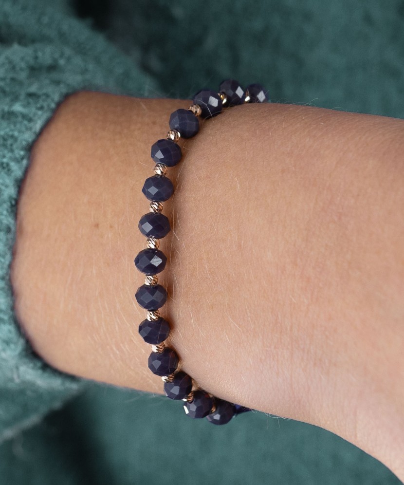 Purple string bracelet with gold and onixes