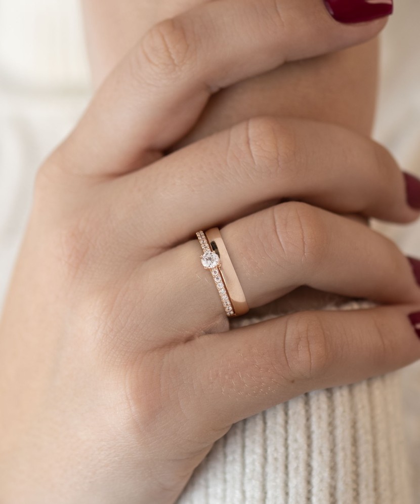 Gold ring with zircons