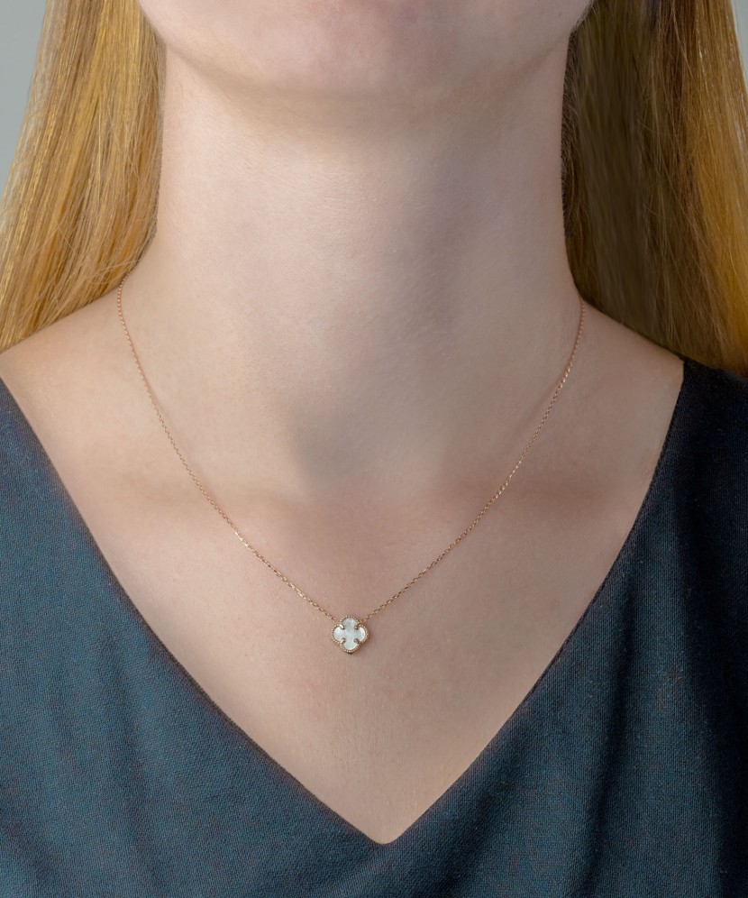 Gold chain with nacre pendant