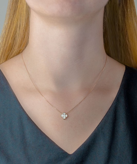 Gold chain with nacre pendant