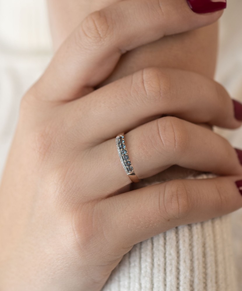 Gold ring with London topazes diamonds