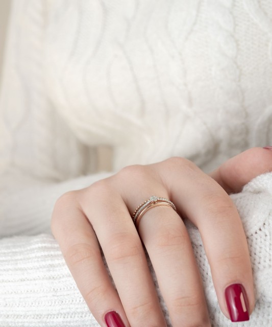 Gold ring with diamonds