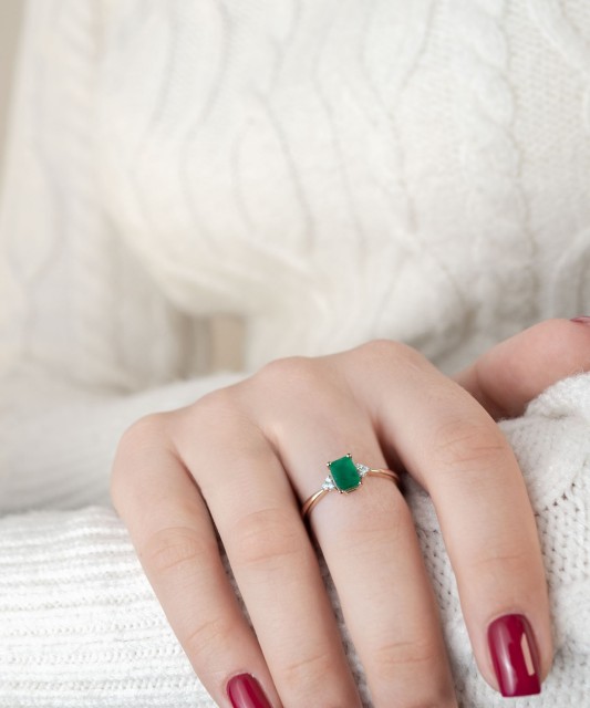 Gold ring with Emerald and diamonds