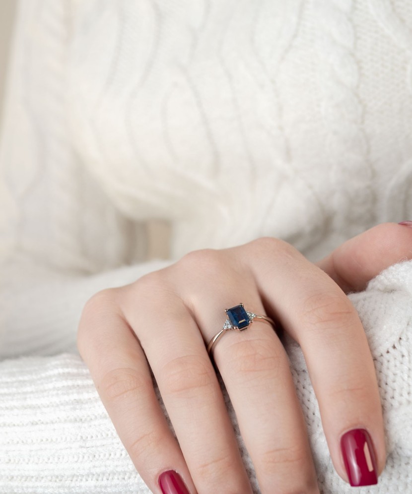 Gold ring with sapphire and diamonds