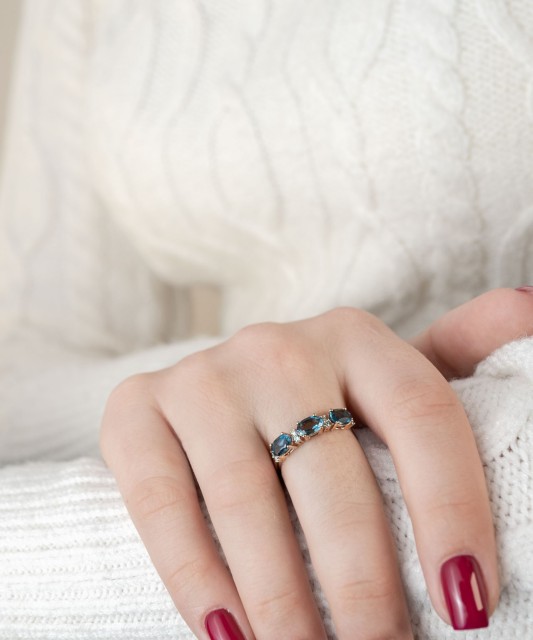 Gold ring with London topazes diamonds