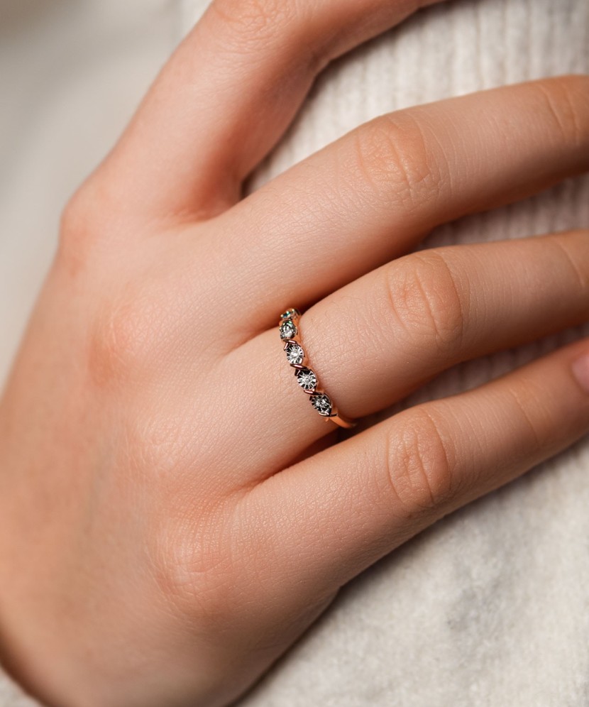 Gold ring with diamonds