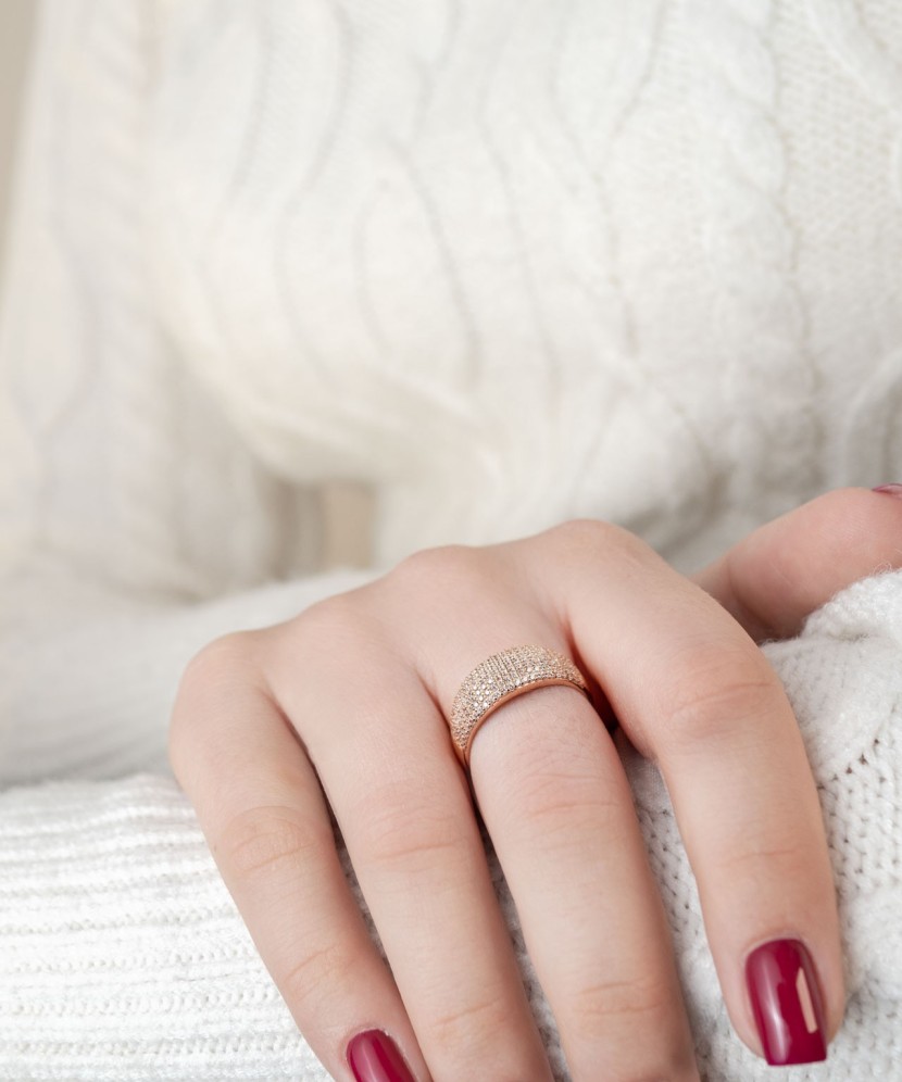 Gold ring with zircons