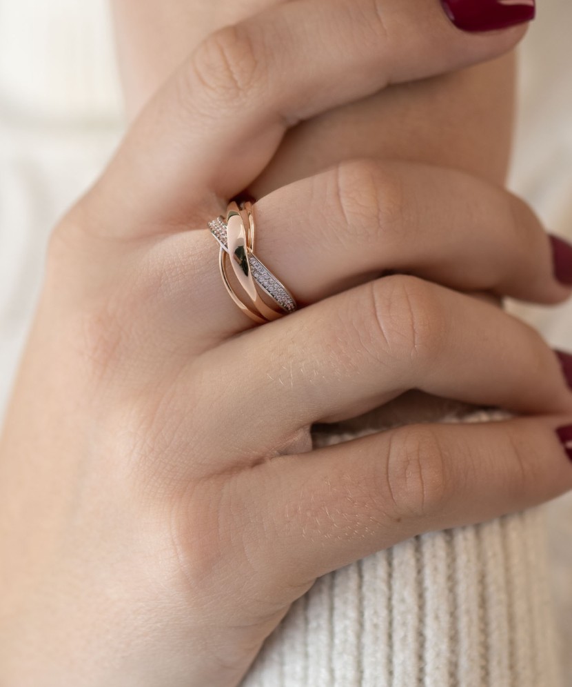 Gold ring with zircons