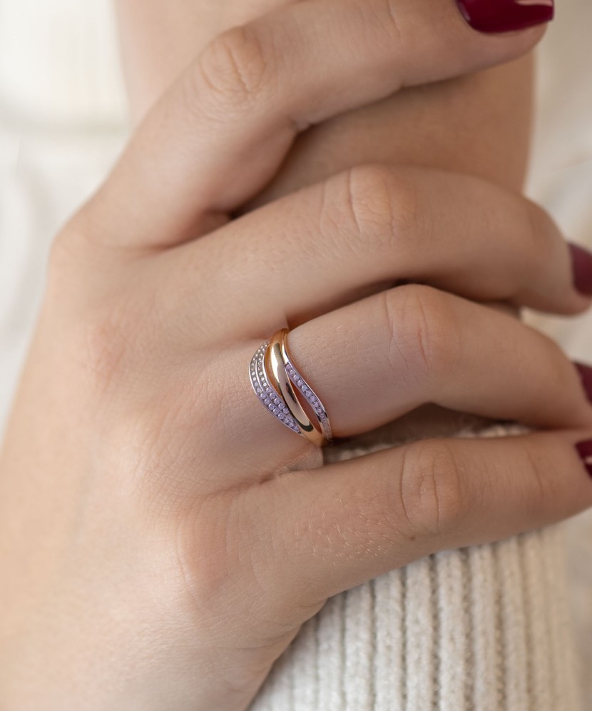 Gold ring with zircons