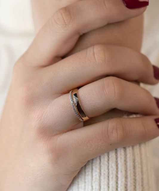 Gold ring with zircons