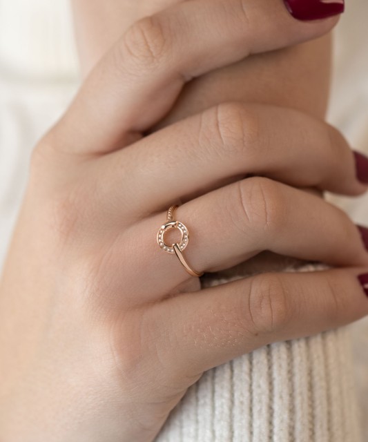 Gold ring with zircons