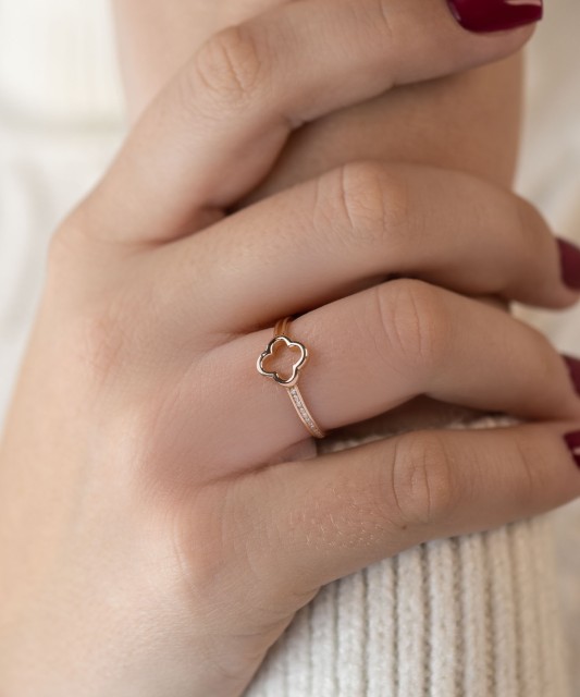 Gold ring with zircons