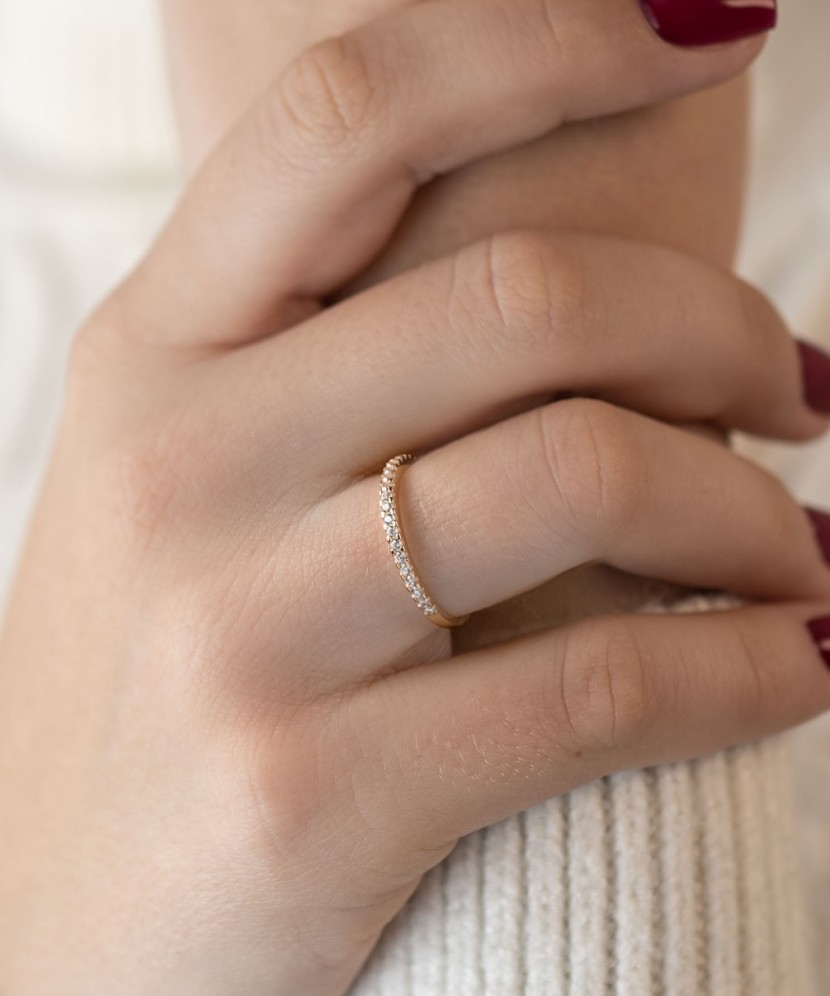 Gold ring with zircons