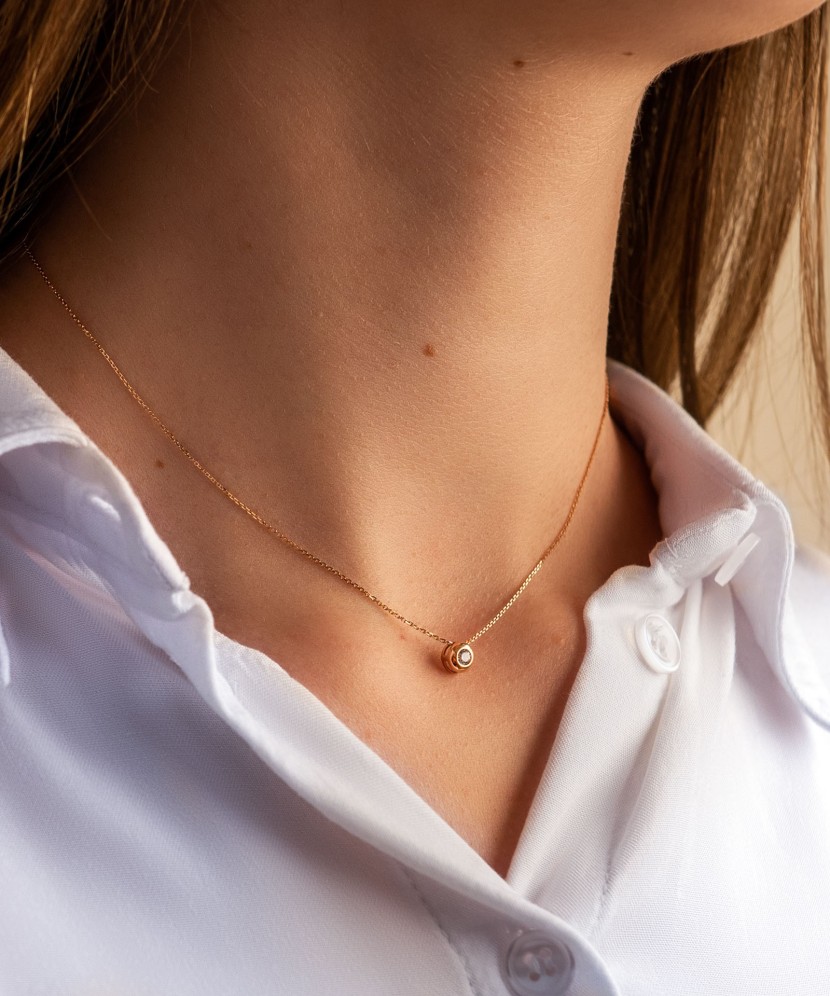 Gold chain with zirconium pendant