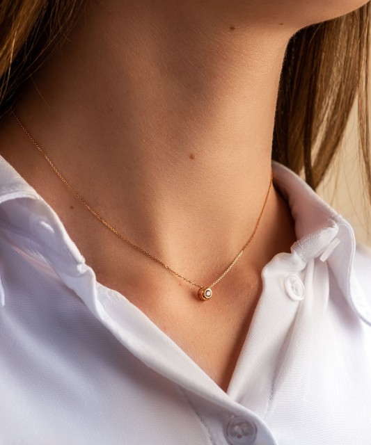 Gold chain with zirconium pendant