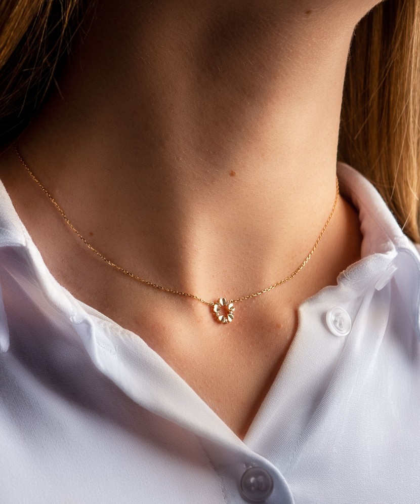 Gold chain with zirconium pendant