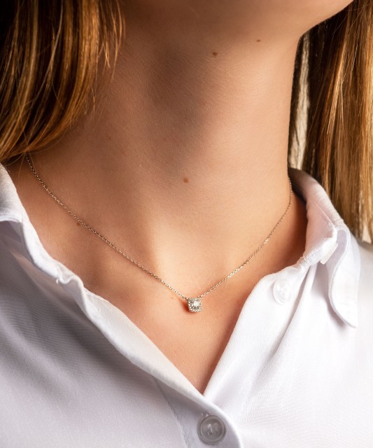 White gold chain with zirconium pendant