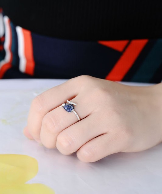 Sterling silver ring with zircons