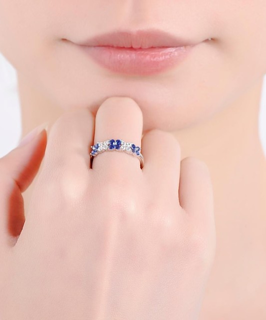 Sterling silver ring with zircons