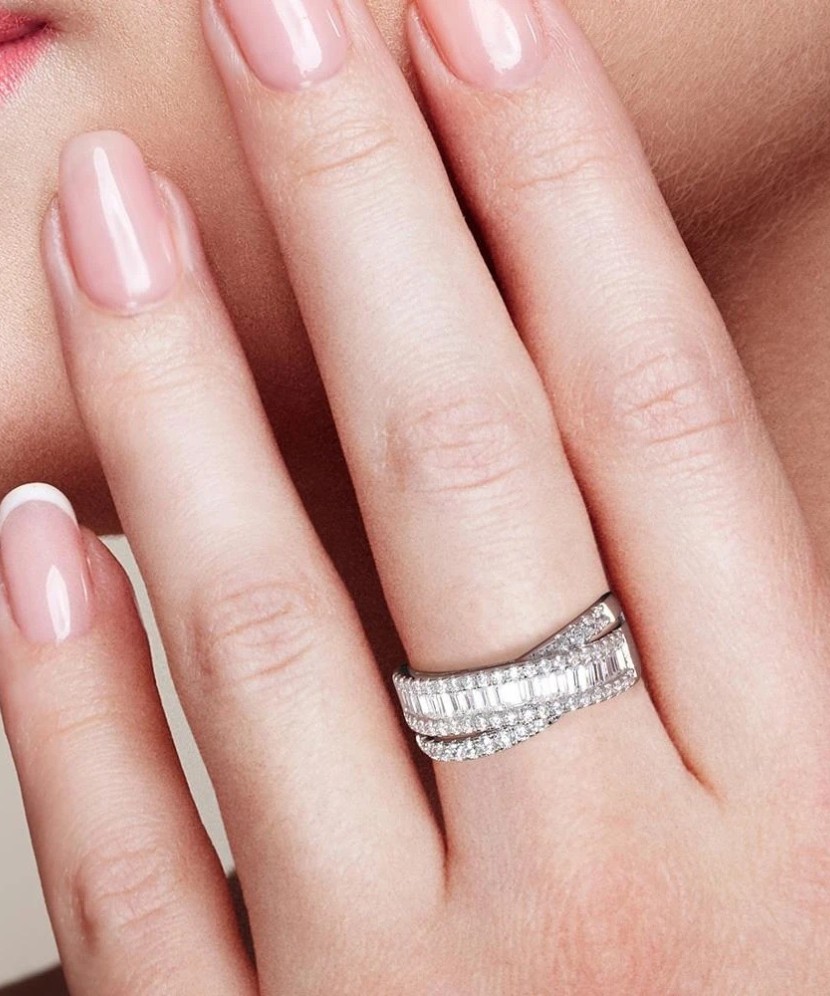 Sterling silver ring with zircons