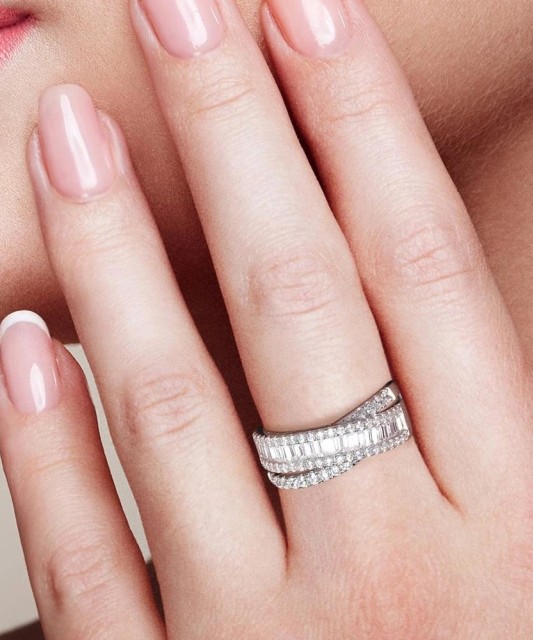 Sterling silver ring with zircons