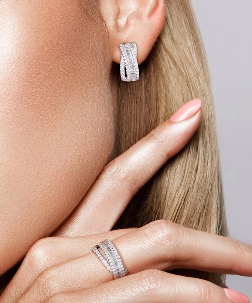 Sterling silver ring with zircons