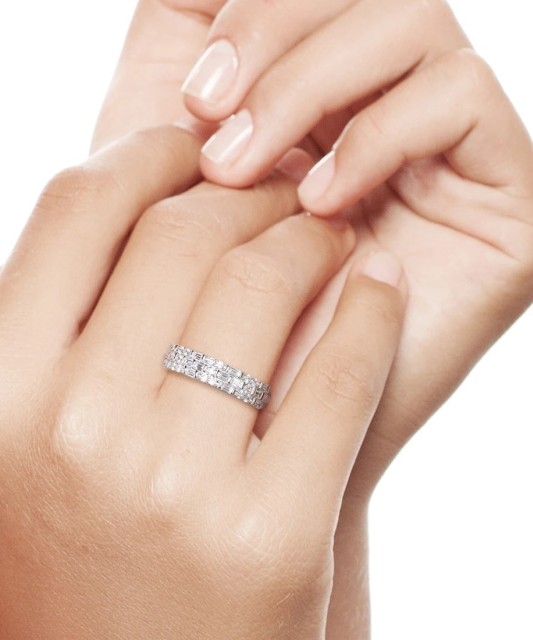 Sterling silver ring with zircons