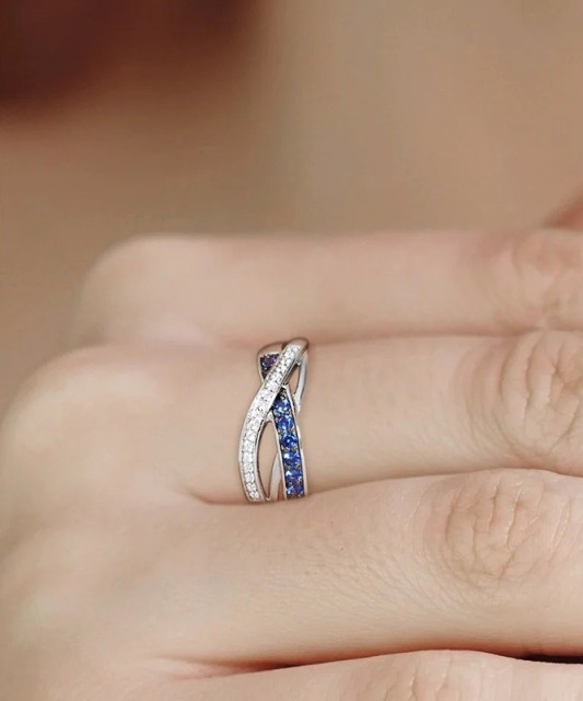 Sterling silver ring with zircons