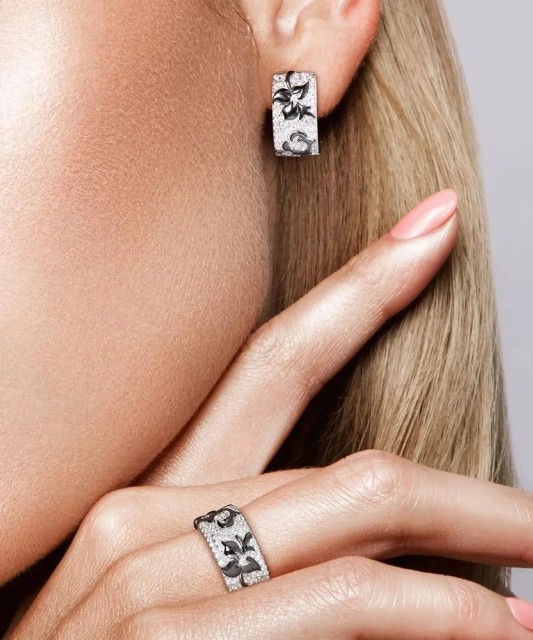 Sterling silver ring with zircons