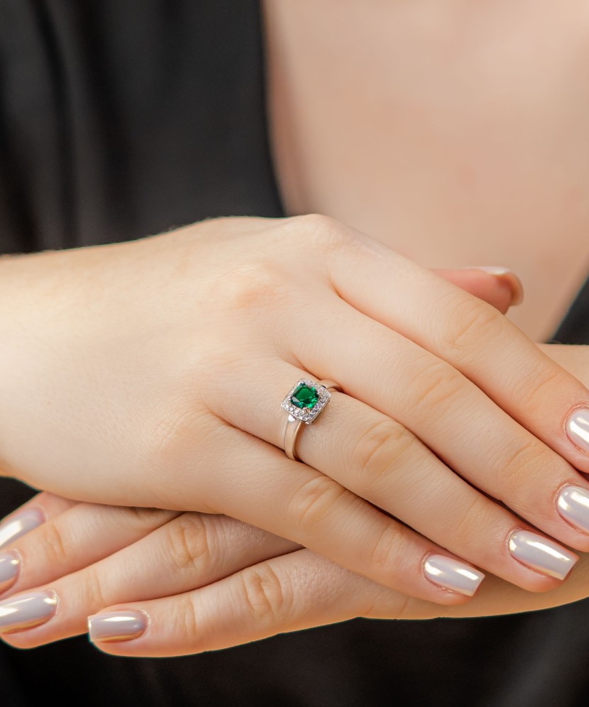 Sterling silver ring with zircons