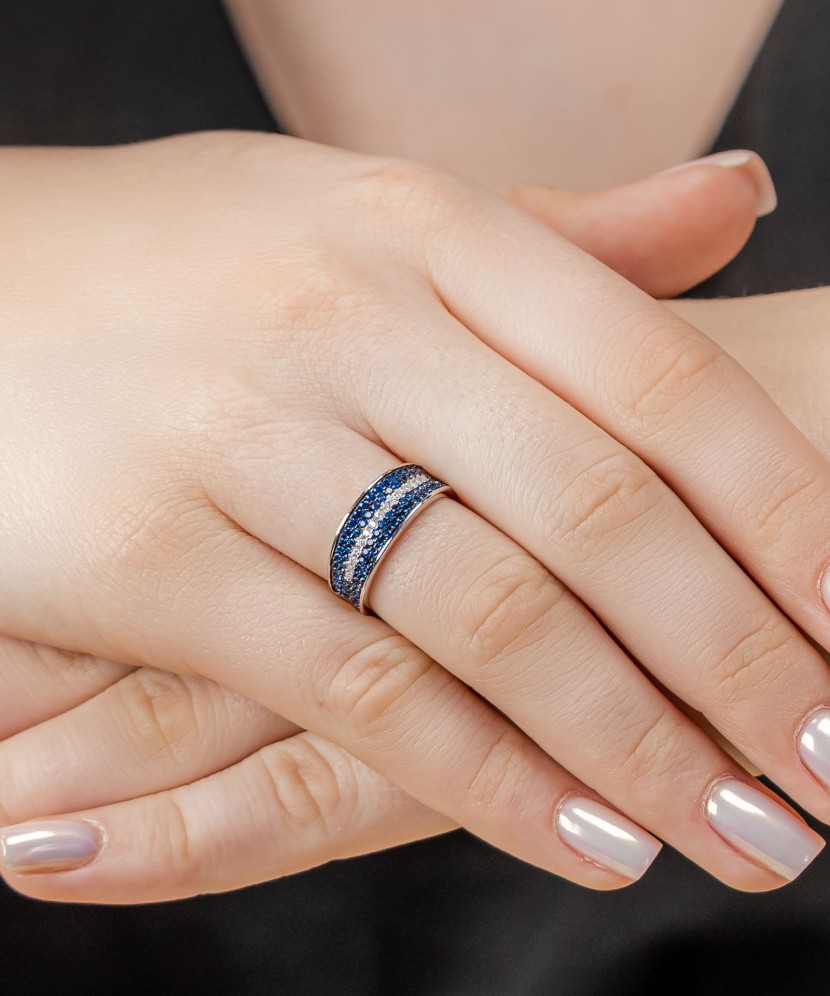 Sterling silver ring with zircons