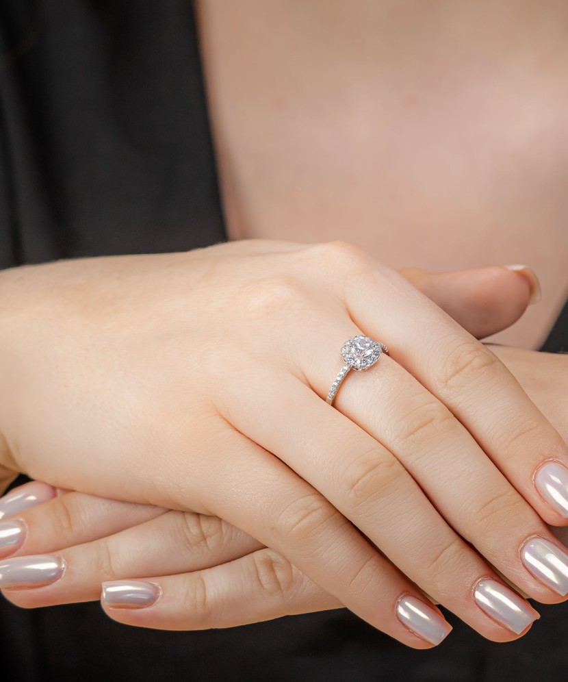 Sterling silver ring with zircons