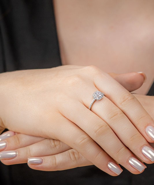 Sterling silver ring with zircons