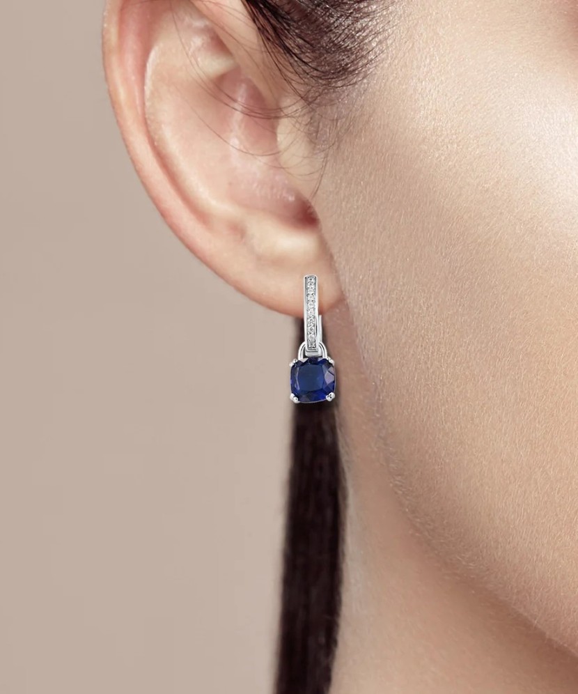 Hopeiset korvakorut zirkoneilla