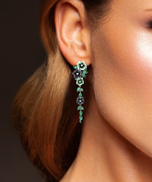 Hopeiset korvakorut spinelleillä, emale ja zirkoneilla