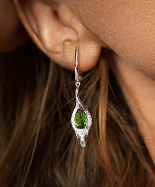 Hopeiset korvakorut spinelleillä ja zirkoneilla