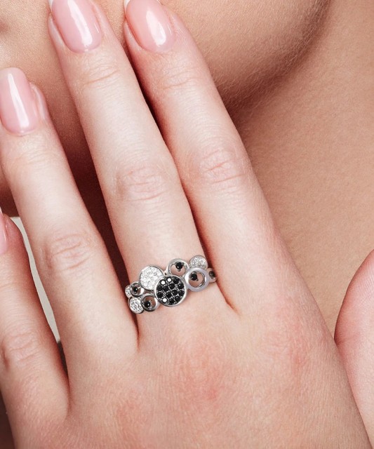 Hopeasormus spinelleillä ja zirkoneilla